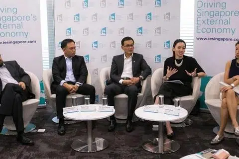BERKONGSI KISAH: Encik Fazal Bahardeen (kiri) bersama beberapa pemilik firma lain berkongsi pengalaman dibantu IE Singapore hingga membolehkan mereka meluaskan perniagaan ke luar negara. Di sebelahnya ialah (dari kiri) Pengarah Urusan The Cyclect Group, Encik Melvin Tan; Encik Teo Eng Cheong; dan Pengasas Love, Bonito, Cik Viola Tan dan Cik Rachel Lim. - Foto IE SINGAPORE