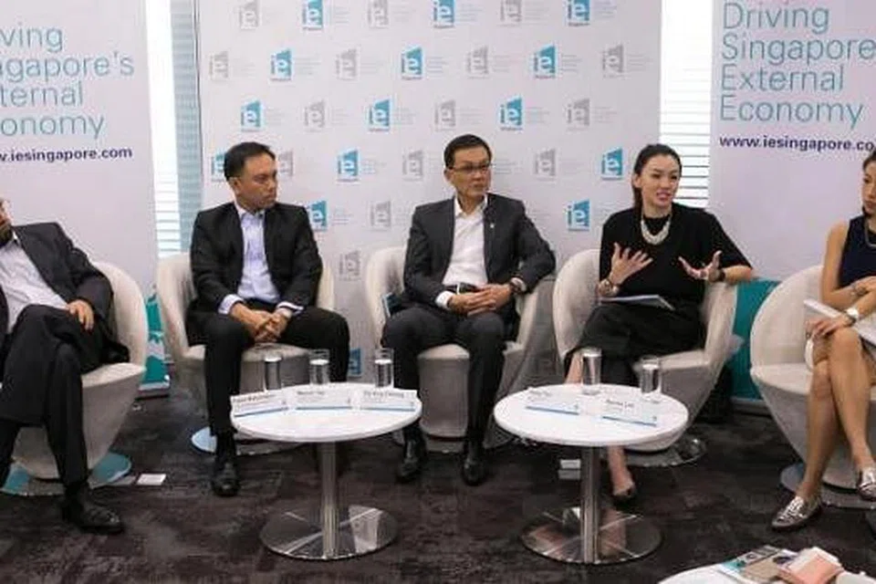 BERKONGSI KISAH: Encik Fazal Bahardeen (kiri) bersama beberapa pemilik firma lain berkongsi pengalaman dibantu IE Singapore hingga membolehkan mereka meluaskan perniagaan ke luar negara. Di sebelahnya ialah (dari kiri) Pengarah Urusan The Cyclect Group, Encik Melvin Tan; Encik Teo Eng Cheong; dan Pengasas Love, Bonito, Cik Viola Tan dan Cik Rachel Lim. - Foto IE SINGAPORE