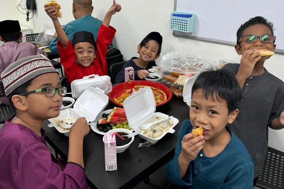 Pelajar di Pusat Jagaan Pelajar PPIS semasa acara berbuka puasa bersama ibu bapa. Acara itu berlangsung pada 28 Mac. 