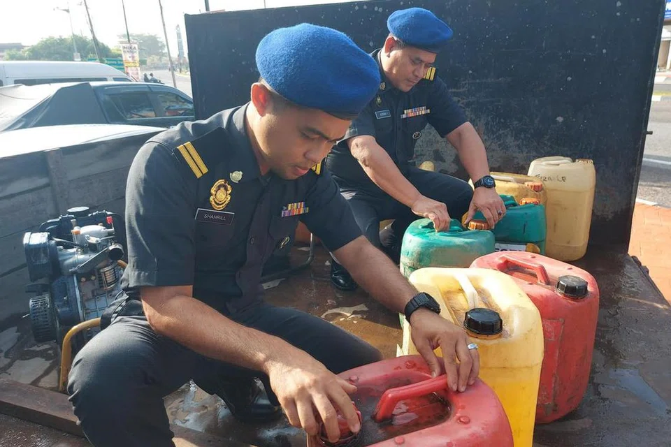 Anggota penguat kuasa Kementerian Perdagangan Dalam Negeri dan Kos Sara Hidup Terengganu menumpaskan kegiatan penyelewengan minyak diesel bersubsidi di stesen minyak di Dungun, Terengganu, selepas kerajaan mengumumkan harga diesel tanpa subsidi RM3.35 seliter bermula 10 Jun.