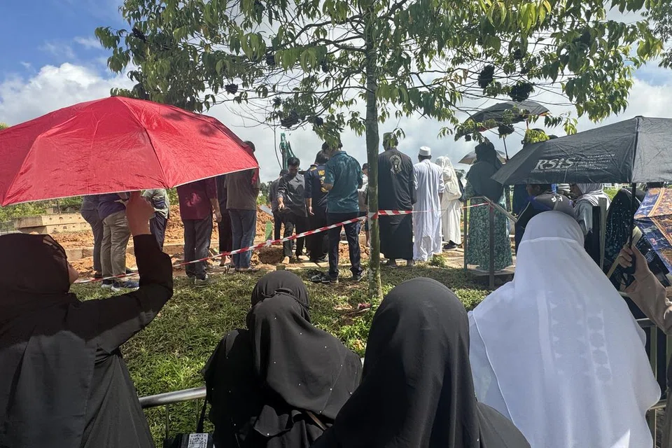 PEMERGIANNYA SATU KEHILANGAN: Pengebumian Allahyarhamha Ustazah Siti Rahmah dihadiri keluarga, sahabat handai dan bekas muridnya.