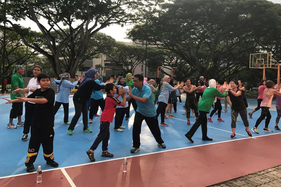 ZUMBA: Senaman zumba menarik penyertaan pelbagai peringkat usia. - Foto KELAB MASYARAKAT SIGLAP