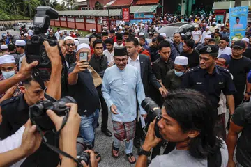 DISAMBUT: Datuk Seri Anwar Ibrahim  disambut jemaah semasa beliau tiba di sebuah masjid di Gombak untuk menunaikan solat Jumaat minggu lalu.