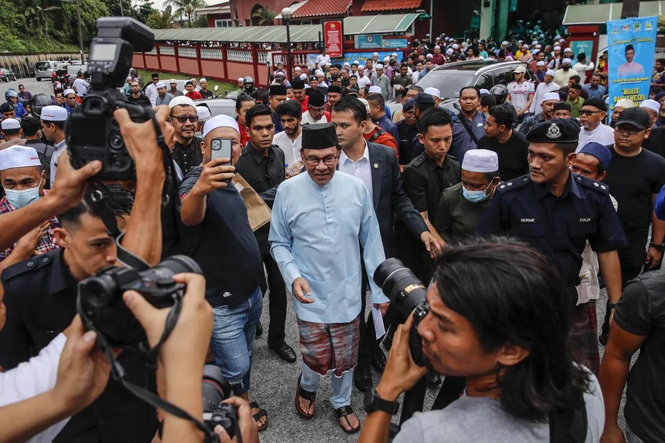 DISAMBUT: Datuk Seri Anwar Ibrahim  disambut jemaah semasa beliau tiba di sebuah masjid di Gombak untuk menunaikan solat Jumaat minggu lalu.