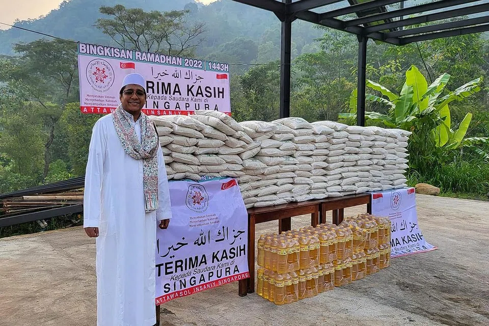 PEMBAHAGIAN BERAS FIDYAH: Pengasas Attawasol Insaniy, Ustaz Dr Leyaket Ali, ketika pembahagian beras fidyah di Desa Kulon Progo, Indonesia. - Foto ATTAWASOL INSANIY