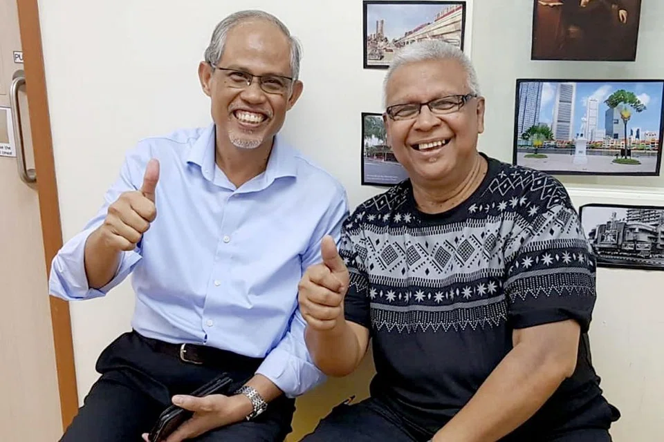 AKTIF DALAM KERJA AMAL: Encik Abdul Hamid, yang pernah aktif dalam kerja-kerja kemasyarakatan, bergambar dengan Encik Masagos Zulkifli Masagos Mohamad (gambar atas). - Foto ihsan ENCIK ABDUL HAMID SULAIMAN