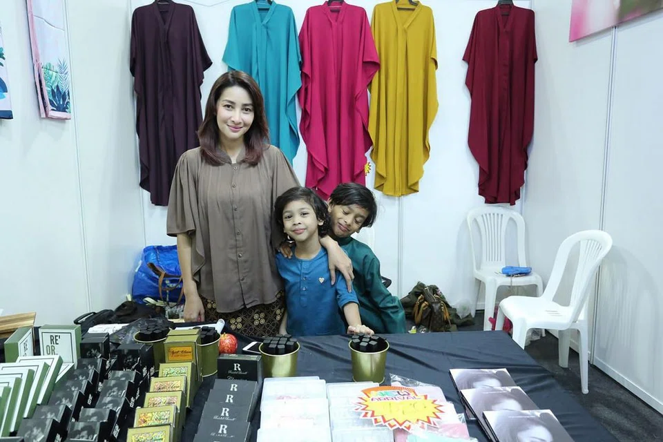 TIDAK MUDAH PATAH SEMANGAT: Rita Rudaini melihat langkah pertama menghasilkan buku riwayat hidup Kerana Aku Seorang Perempuan membuka ruang baginya berkongsi pengalaman bagi menggalak wanita lain agar pertahankan hak mereka dan tidak mudah rapuh dengan dugaan rumah tangga. Bersamanya adalah dua anaknya, (dari kanan) Airit Rayyan Rizqin dan Airit Qaqa Arjuna. - Foto BH oleh PUTRI MARDHIYAH YAZID