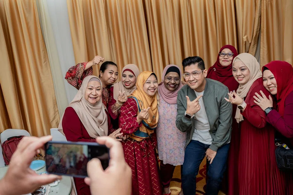 SOKONGAN PEMINAT SINGAPURA: Inilah antara sebilangan orang kuat Kelab Peminat Zarul, Zarulians, dari Singapura.