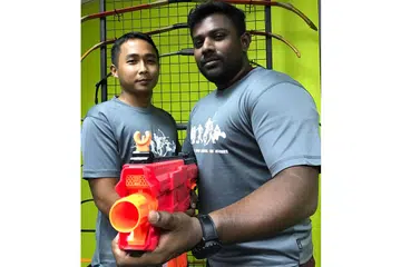 HOBI JADI KERJAYA: Encik Mohammad Salehin (kiri) dan Encik Muhammad Shafizan menyalurkan minat dalam menganjurkan kegiatan lasak dan membina pasukan ke arah satu usaha niaga yang mampan. - Foto INIAZ RAHIM