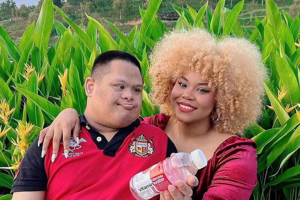 KASIH SAYANG ADIK: Vanessa (kanan) menjaga dengan penuh keprihatinan abangnya, Christopher, yang dilahirkan dengan Sindrom Down bagi meringankan amanah ibu bapanya yang meniti usia senja.