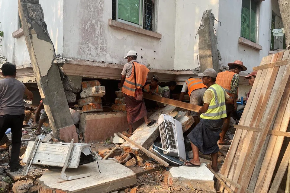 Pasukan penyelamat mencari mangsa yang terselamat di bangunan perumahan kakitangan kerajaan yang rosak akibat gempa bumi di Naypyidaw, Myanmar, pada 28 Mac 2025. Myanmar telah mengisytiharkan darurat dan merayu bantuan antarabangsa selepas gempa bumi bermagnitud 7.7 melanda negara itu, dengan gegaran turut dirasai di negara-negara jiran. 