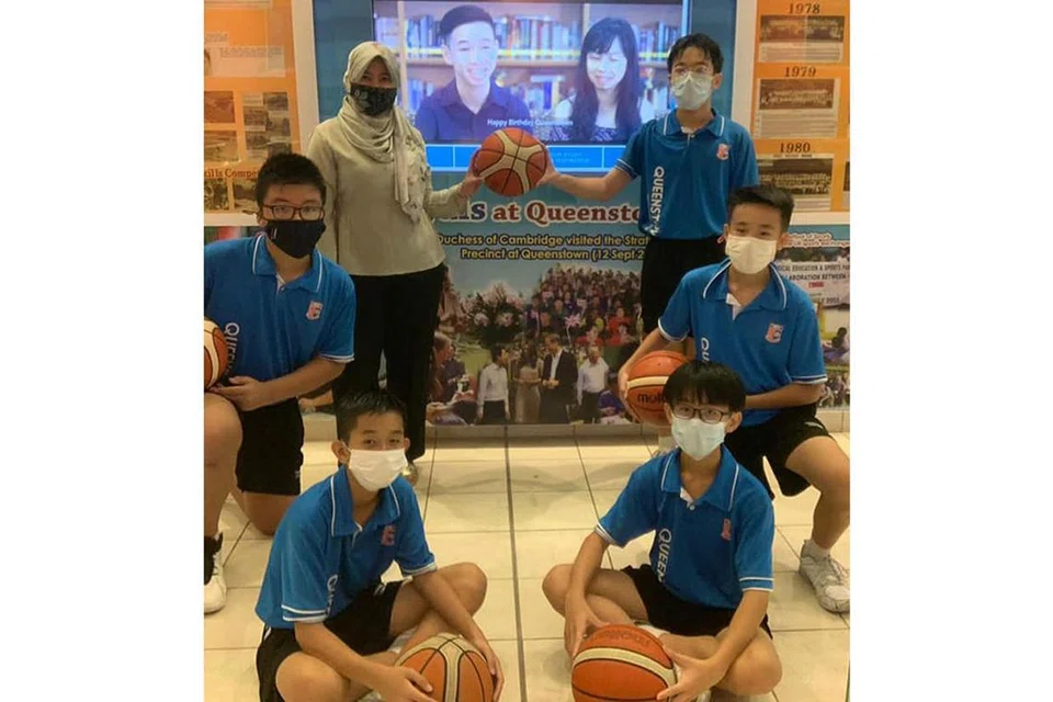 PERLINDUNGAN TAMBAHAN: Pengetua Sekolah Menengah Queenstown, Cik Rasidah Rahim, berkata vaksin Covid-19 yang diambilnya menjadi perlindungan tambahan bagi dirinya, keluarga, kakitangan dan pelajarnya. - Foto LAWRENCE WONG/ FACEBOOK