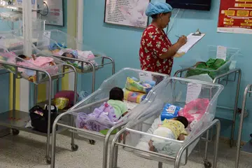 Seorang jururawat menjaga bayi yang dilahirkan dengan mikrosefali di Unit Rawatan Rapi (ICU) Hospital South di Choluteca, Honduras pada Julai 2016. Sebanyak 6 peratus daripada 70 bayi serupa itu yang dikaji di Brazil didapati mengalami kehilangan pendengaran. 