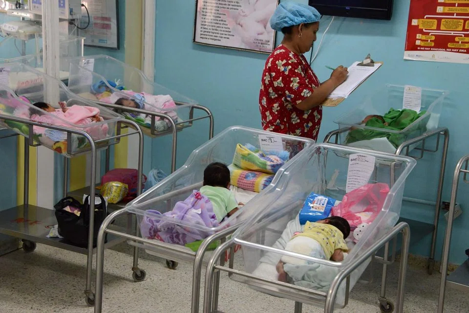 Seorang jururawat menjaga bayi yang dilahirkan dengan mikrosefali di Unit Rawatan Rapi (ICU) Hospital South di Choluteca, Honduras pada Julai 2016. Sebanyak 6 peratus daripada 70 bayi serupa itu yang dikaji di Brazil didapati mengalami kehilangan pendengaran. 