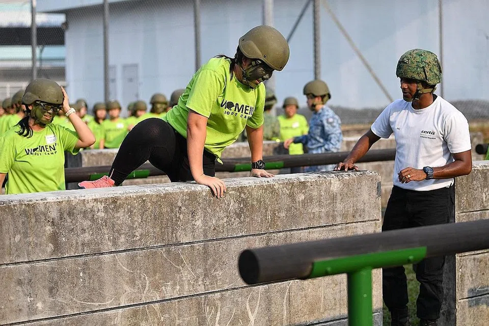 CABAR TAHAP FIZIKAL: Seorang peserta cuba memanjat tembok, antara balapan yang harus dilalui dalam kegiatan balapan berhalangan standard. - Foto MINDEF