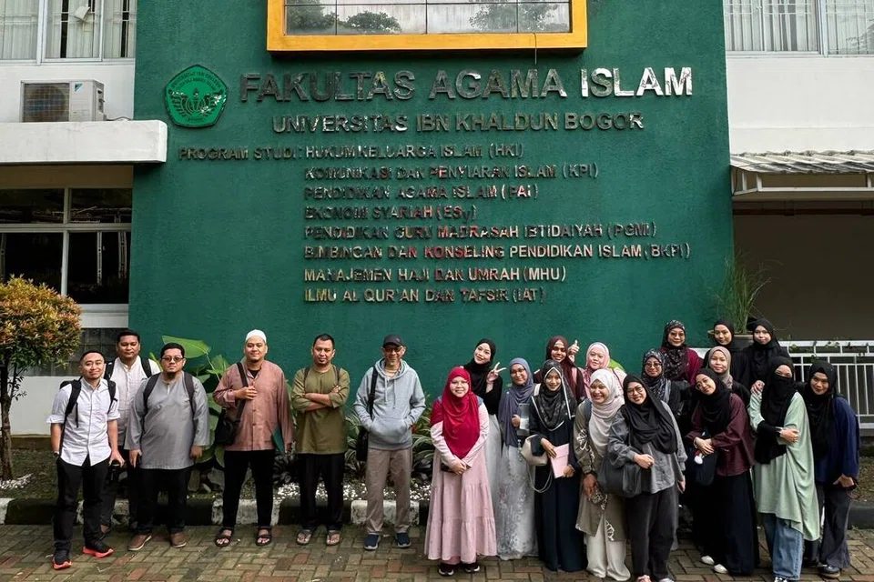 Encik Muhammad Syafiqi Shamser (kiri) bersama rakan-rakan sekelasnya ketika di Universitas Ibn Khaldun Bogor (UIKA), Indonesia pada 2025.