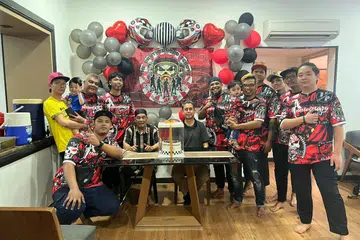 BAKTI KEPADA MASYARAKAT: Pengasas We The Brotherhood Scooterz, Encik Shahful Kamalrulzaman Ahamad (tujuh dari kanan), bersama Menteri Negara (Ehwal Dalam Negeri merangkap Pembangunan Negara) Profesor Madya Dr Muhammad Faishal Ibrahim (lapan dari kanan, duduk) selepas selesai daya usaha Homeless 5.0. 