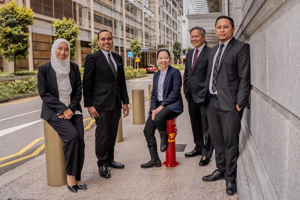 PERKASA WANITA ATASI GANGGUAN DAN KEGANASAN: (Dari kiri) Cik Liyana Sinwan, Encik Zhulkarnain Abdul Rahim, Cik Luo Ling Ling, Encik Ahmad Nizam Abbas, dan Encik Mohamed Fazal Abd Hamid merupakan antara peguam yang menganggotai Defence Guild SG untuk memberi nasihat guaman kepada wanita yang menghadapi gangguan atau keganasan. - Foto BH oleh NUR DIYANA TAHA