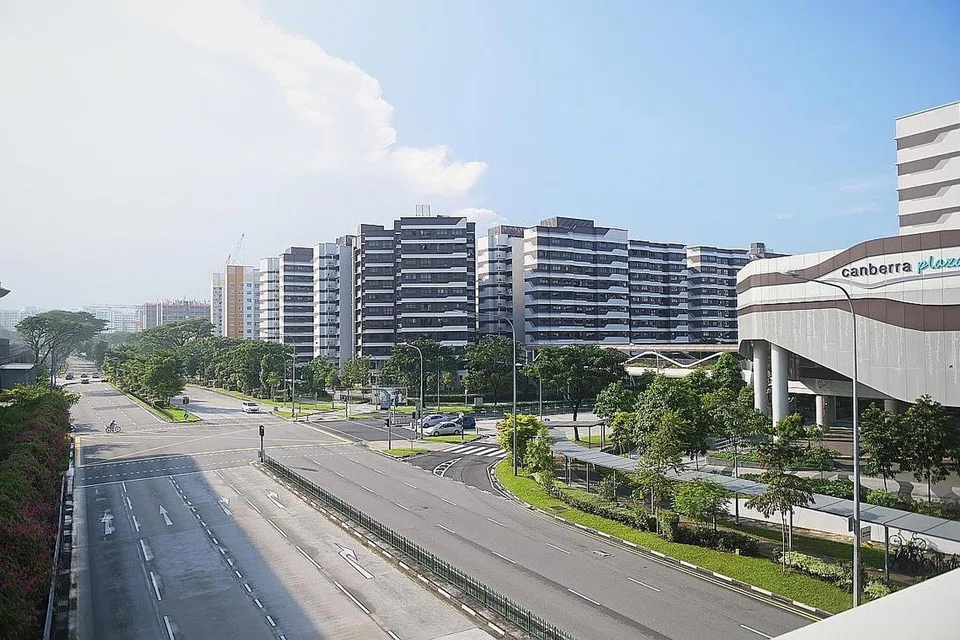 MEMUDAHKAN: Rumah keluarga Encik Fadhli dan Cik Nur Hafizah di Canberra Crescent dilengkapi jejatas yang menghubungkan kejiranan mereka dengan Canberra Plaza (kanan) dan Stesen MRT Canberra. - Foto BH oleh HARITH MUSTAFFA 