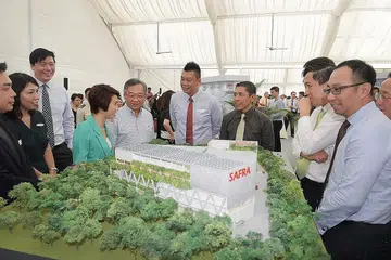 SOKONGAN LEBIH LUAS: Belia lelaki yang bakal menjalani Perkhidmatan Negara boleh menggunakan gimnasium di enam Safra serata negara dengan percuma, setahun sebelum memulakan perkhidmatan, kata Dr Maliki (tiga dari kanan), yang menghadiri upacara pecah tanah Safra Choa Chu Kang. Turut hadir ialah Menteri Kesihatan, Encik Gan Kim Yong (empat dari kiri). - Foto BH oleh ALPHONSUS CHERN