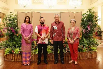 ERATKAN HUBUNGAN: Tunku Mahkota Johor, Tunku Ismail Sultan Ibrahim (dua dari kiri), dan isterinya, Che’ Puan Besar Khaleeda Bustamam, bersama Perdana Menteri, Encik Lee Hsien Loong dan isterinya, Cik Ho Ching, di Istana pada Isnin. 