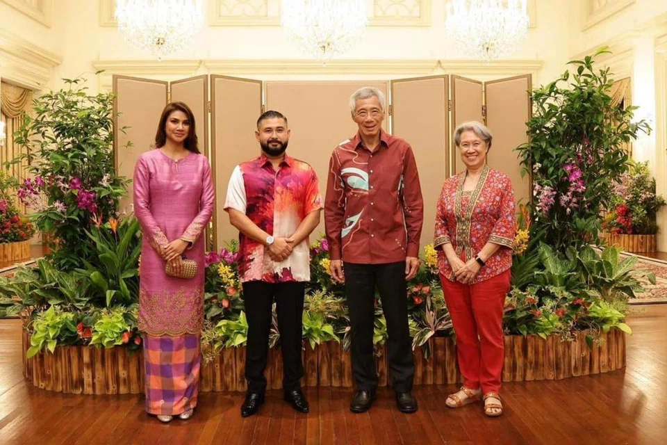 ERATKAN HUBUNGAN: Tunku Mahkota Johor, Tunku Ismail Sultan Ibrahim (dua dari kiri), dan isterinya, Che’ Puan Besar Khaleeda Bustamam, bersama Perdana Menteri, Encik Lee Hsien Loong dan isterinya, Cik Ho Ching, di Istana pada Isnin. 