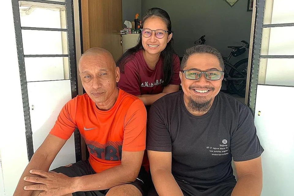 TAMPIL BANTU: Encik Rosman Abas (kiri), 57 tahun, bersama anak-anaknya, Cik Roshillawati Rosman 32 tahun, dan Encik Muhammad Fitri Mazlan 31 tahun, tidak teragak-agak membantu keluarga yang terjejas dengan kebakaran di Blok 185C Rivervale Crescent malam kelmarin. - Foto BH oleh NUR SYUHRAH HASSAN