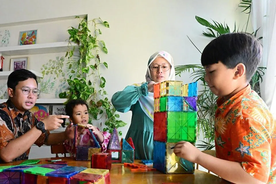 Cik Far’ain Jaafar dan suaminya, Encik Syafiq Sunardi cuba menjaga anak titipan mereka sebaik mungkin dengan memberi tempat perlindungan, kasih sayang dan kemahiran hidup kepada mereka. Gambar menunjukkan pasangan suami isteri itu bersama anak lelaki (paling kanan) dan perempuan (kedua dari kiri) kandung mereka.