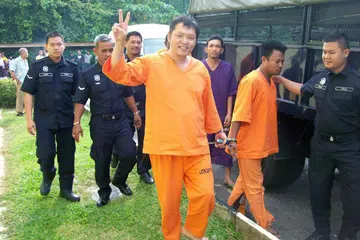 Quah Tee Keon semasa hadir di sebuah mahkamah Malaysia pada 6 November 2013. Dia menemui isteri dan kekasihnya di rumah keluarga isterinya di Bera, Pahang, pada Oktober 2013. Dek terlalu marah, dia menikam lelaki itu hingga mati dan mencederakan isterinya. 
