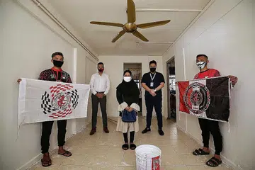 SYUKUR DENGAN BANTUAN: Cik Syintia Ayustina (tengah) berterima kasih atas bantuan yang dihulurkan oleh Persatuan Muhammadiyah dan penaja utama projek ubah suai itu, syarikat EDUdebt, serta sukarelawan dari kumpulan motosikal Yoshiko. Bersama dalam gambar (dari kiri) ialah ahli kumpulan Yoshiko Encik Raihan Awiezan Mohd Noor Ali; Presiden Persatuan Muhammadiyah Encik Muhammad Azri Azman, Encik Abbas Hamzah dan pengasas kumpulan Yoshiko,Encik Suhardi Umar. - Foto BH oleh KEVIN LIM