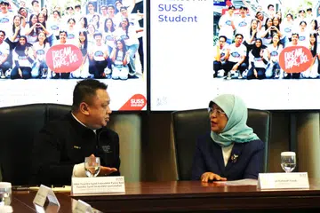 Pemangku Raja Perlis, Tuanku Syed Faizuddin Putra ibni Tuanku Syed Sirajuddin Jamalullail, bertemu mantan Presiden, Puan Halimah Yacob, semasa lawatan beliau ke Universiti Sains Kemasyarakatan Singapura (SUSS) pada 17 September.