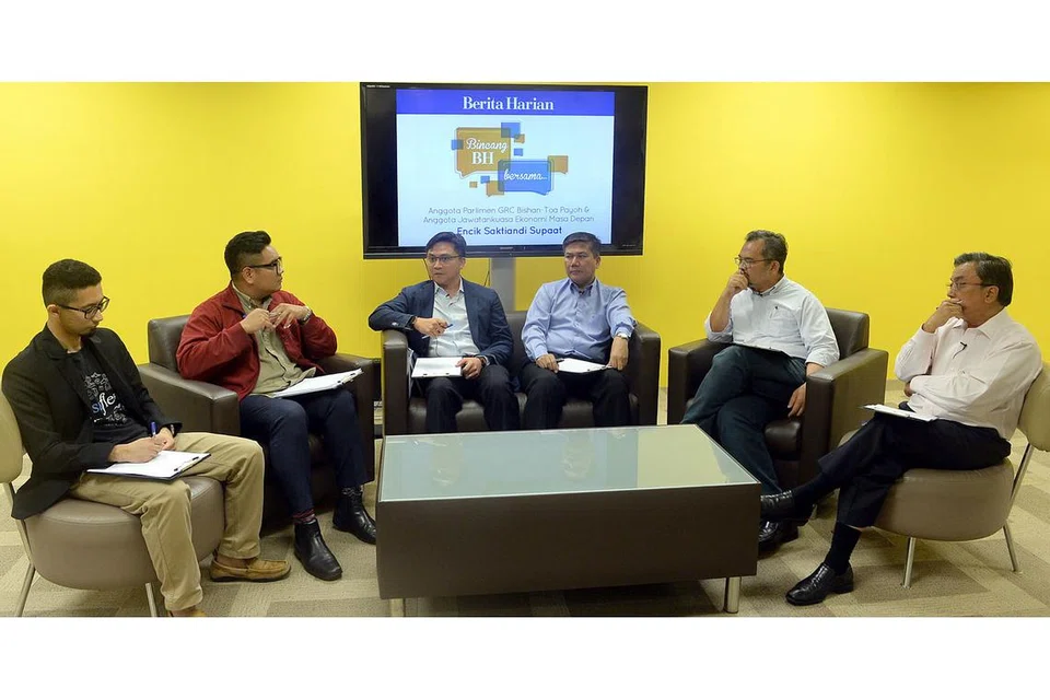KUPAS ISU EKONOMI MASA DEPAN: Ahli panel meja bundar anjuran 'Berita Harian' terdiri daripada (dari kiri) Encik Shamir Abdul Rahim; Penolong kepada Editor Berita Harian/Berita Minggu, Encik Nazri Hadi Saparin; Encik Saktiandi Supaat; Encik Azmoon Ahmad; Encik Zahidi Abdul Rahman; dan Encik Suhaimi Salleh. - Foto-foto TAUFIK A. KADER