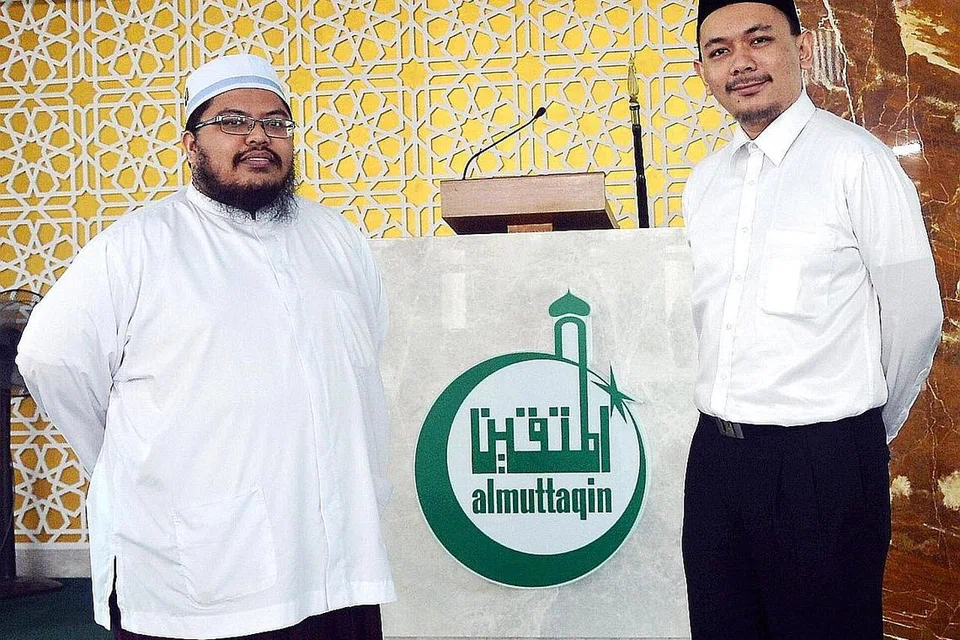 KUPAS TOPIK WAKAF: Ustaz Muslim (kiri) menyifatkan ikhlas sebagai sifat paling penting pada pewakaf, sementara Ustaz Dr Feirul Maliq (kanan) menerangkan kepentingan pewakaf mengambil tahu keperluan benda yang mahu diwakafkan. - Foto KHALID BABA