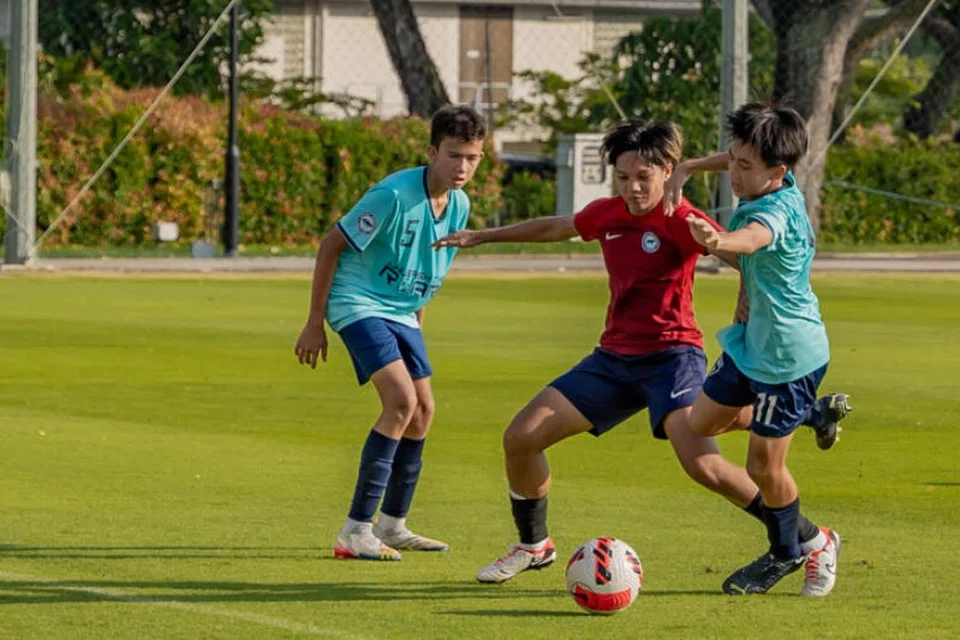 PERSIAPAN TERAKHIR: Farhanah (tengah) ketika beraksi dengan  Singa wanita menentang pasukan Bawah 14 Tahun Pusat Pembangunan Nasional (NDC) dalam satu perlawanan persahabatan di Hab Bola Sepak Kallang pada 16 September. 