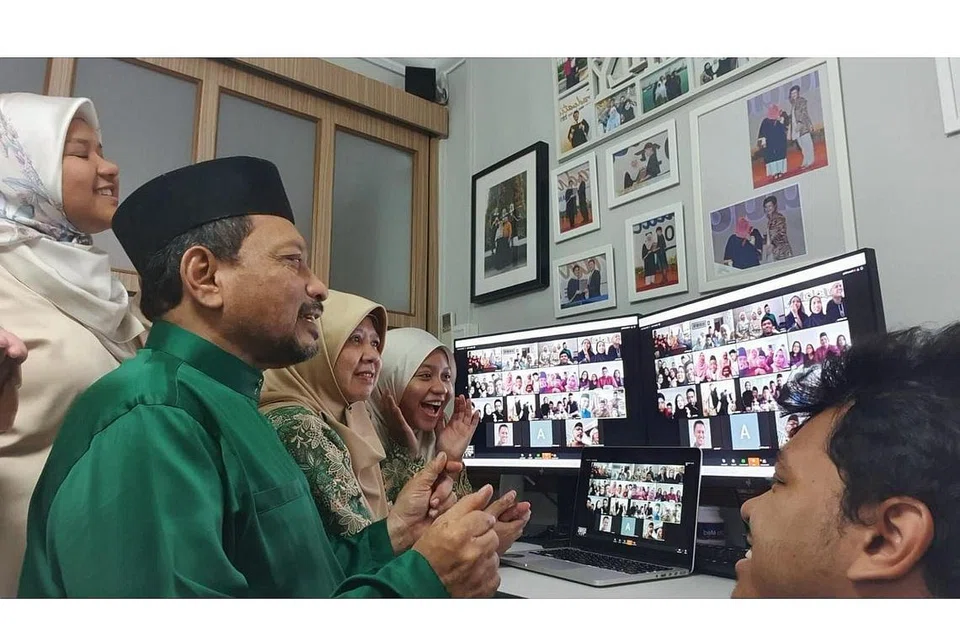 BERAYA DI SKRIN KOMPUTER: Suasana tahun ini tentu sekali berbeza dua Raya lalu apabila masyarakat perlu mematuhi pelbagai sekatan ketat Covid-19 dan antara lain memilih untuk 'menziarah' orang tercinta menerusi Zoom semasa Hari Raya. - Foto fail 