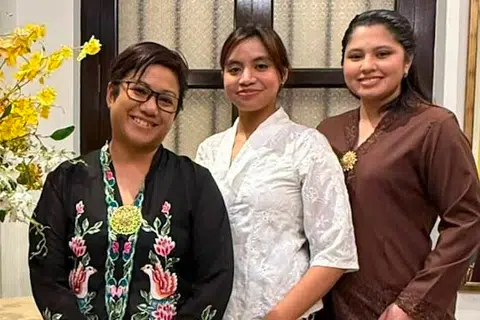Tiga peserta (dari kiri) Cik Chia Zalina, 45 tahun, Cik Maryam Tayeb, 23 tahun, dan Cik Amirah Haziqah Abu Bakar, 28 tahun, telah dipilih bagi Program Pensijilan Seni (ACP) kendalian Yayasan Warisan Melayu (MHF) akan berangkat ke Malang, Indonesia pada 5 Oktober bagi menjalani Residensi Pembuatan Topeng.