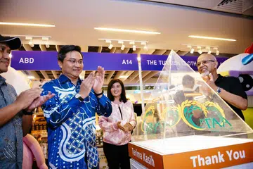 MENJELANG RAMADAN: (Dari kiri) Encik Saktiandi bersama Pengasas Bersama dan Pengarah RoseValley, Cik Dian Rasid-Heng serta Pengurus Kanan TAA, Encik Yahya Zakaria semasa majlis pelancaran tabung derma TAA di Lapangan Terbang Changi.