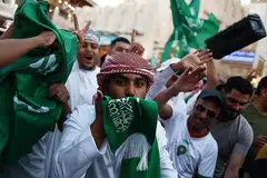 PENYOKONG RAIKAN KEMENANGAN: Peminat Arab Saudi meraikan kemenangan negaranya menentang Argentina di Souq Waqif di Doha, Qatar. - Foto REUTERS. 