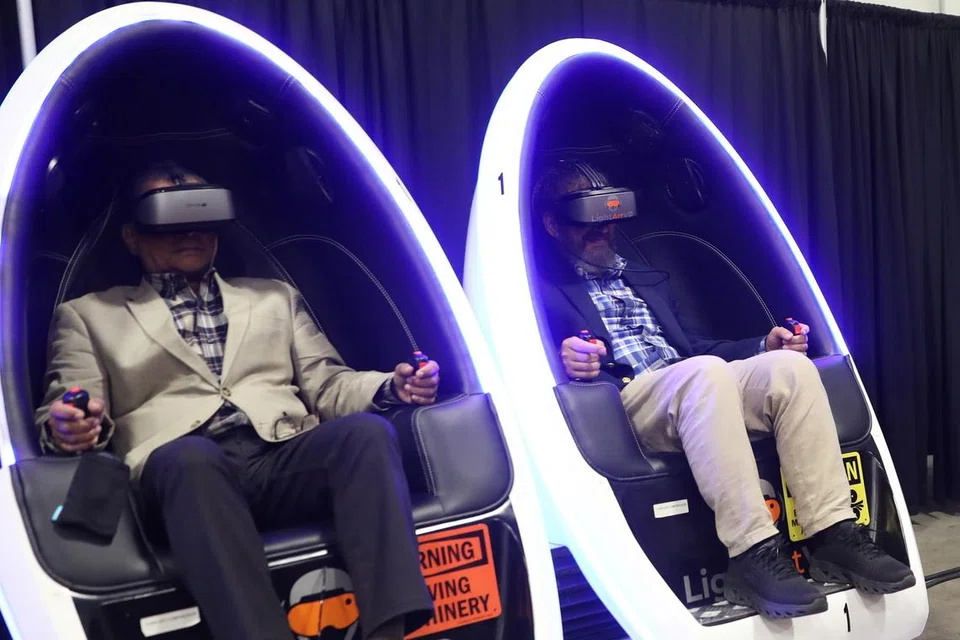 ALAMI KEUNIKAN REALITI MAYA (VR): Pengunjung boleh memilih antara kerusi bergerak (motion seat) atau gogal (goggles) untuk mengalami dua peristiwa penting dari zaman Nabi Muhammad. 