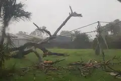 PUTING BELIUNG: Kemusnahan bermula di Bowen yang dijangka menjadi kawasan paling teruk terjejas akibat puting beliung Debbie. - Foto: FACEBOOK/NEWS.COM.AU 