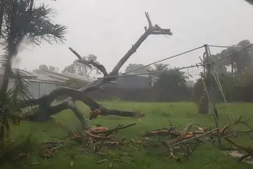 PUTING BELIUNG: Kemusnahan bermula di Bowen yang dijangka menjadi kawasan paling teruk terjejas akibat puting beliung Debbie. - Foto: FACEBOOK/NEWS.COM.AU 