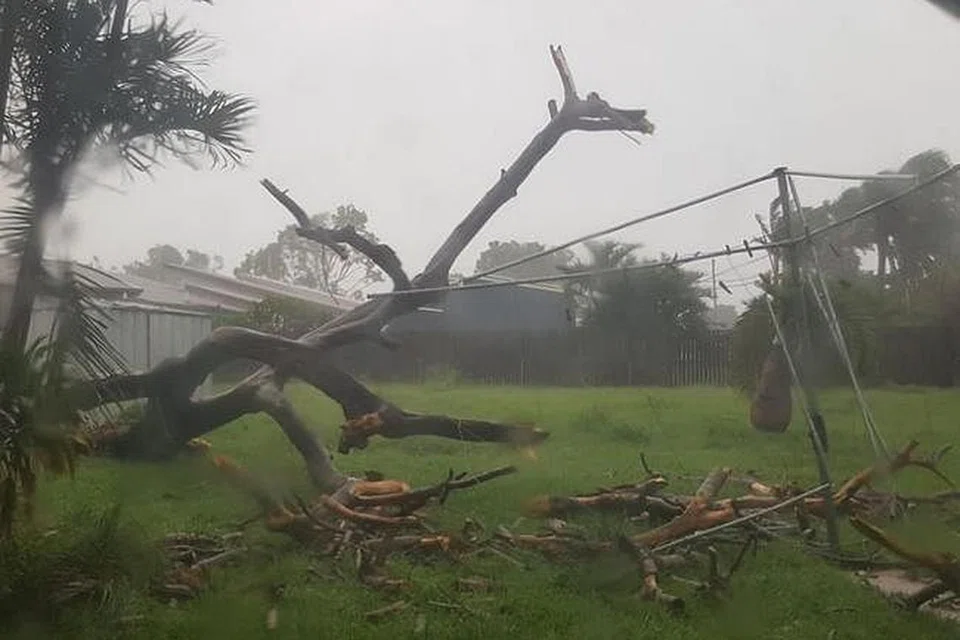 PUTING BELIUNG: Kemusnahan bermula di Bowen yang dijangka menjadi kawasan paling teruk terjejas akibat puting beliung Debbie. - Foto: FACEBOOK/NEWS.COM.AU 