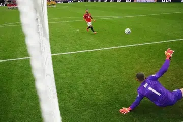 Mohamed Salah (kiri) dari Mesir dilaporkan sedang pulih daripada kecederaan otot hamstring.