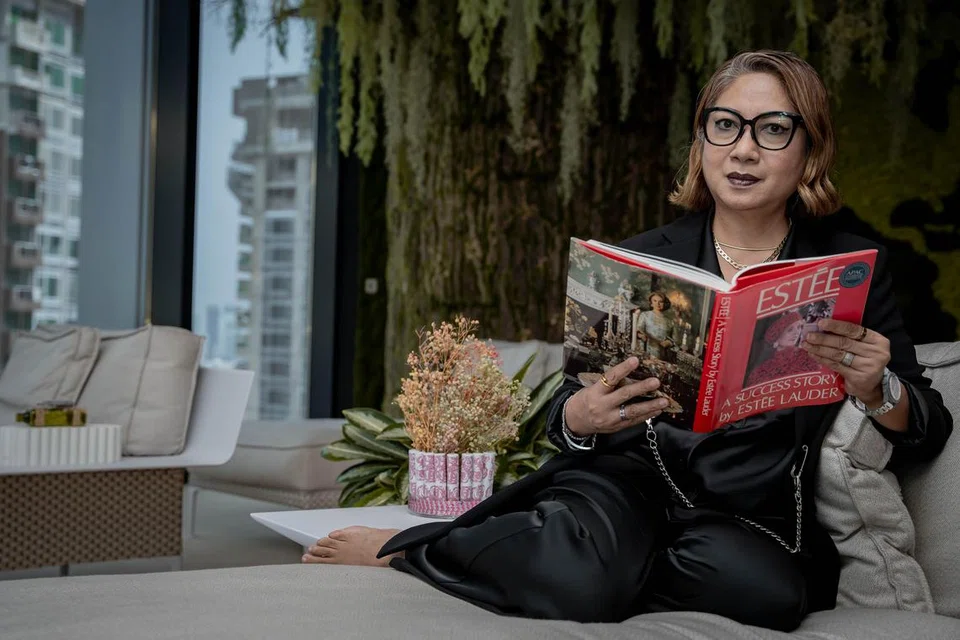 Setiap minggu, Cik Liza Haron, harus terbang ke bandar di negara Asean untuk melatih kakitangan setiap kali ada produk baru di bawah jenama Mac dan Aveda dilancarkan.