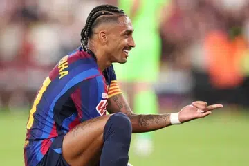 Penyerang sayap Barcelona, Raphinha, meraikan gol pertama pasukannya ketika menentang Athletic Bilbao.
