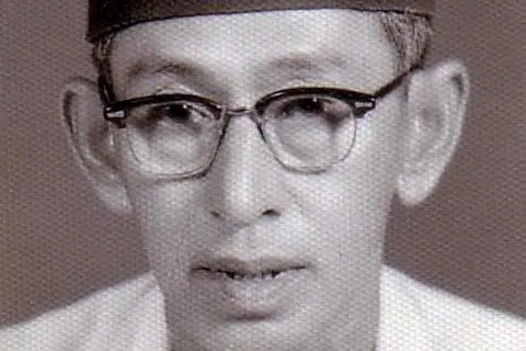Kiyai Zuhri ialah tokoh agamawan yang dilantik sebagai Yang Dipertua Persatuan Ulama dan Guru-Guru Agama Islam Singapura (Pergas) pertama pada 1957. Beliau pernah menyandang jawatan Kadi, selain dihormati kerana ilmu falak yang dikuasainya.