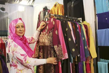MENGEKALKAN TRADISI: Antara pakaian di butik Mona J ialah baju songket panjang rekaan Cik Mona sendiri. - Foto NUR HUMAIRA SAJAT