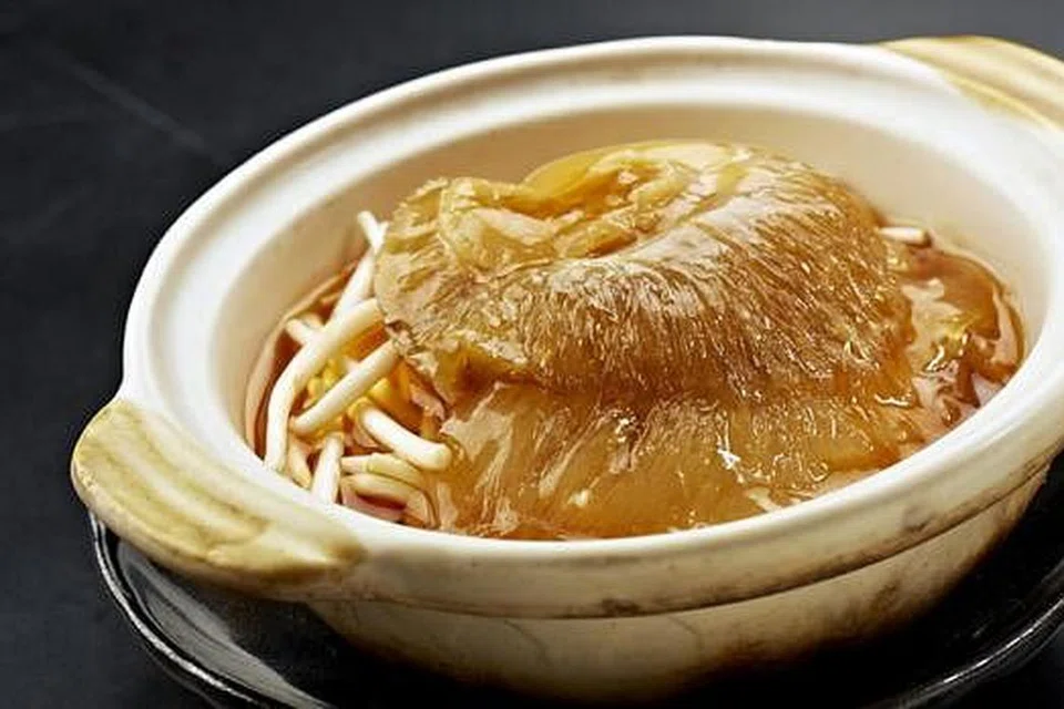 ANTARA SAJIAN HEBAT: Braised Superior Shark Fins Soup (atas) dan Thai Style Steamed Seabass