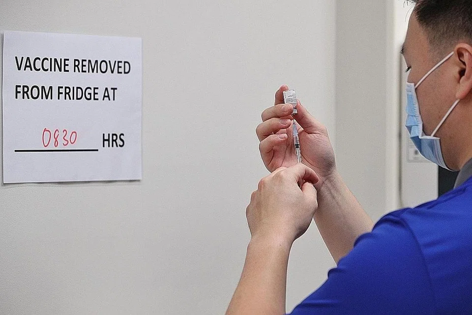 USAH TUNGGU KEADAAN TERDESAK: Warga Singapura dinasihati agar mendapatkan vaksin Covid-19 apabila tiba giliran mereka nanti demi meningkatkan daya tahan Singapura dalam menghadapi jangkitan virus itu. - Foto MCI