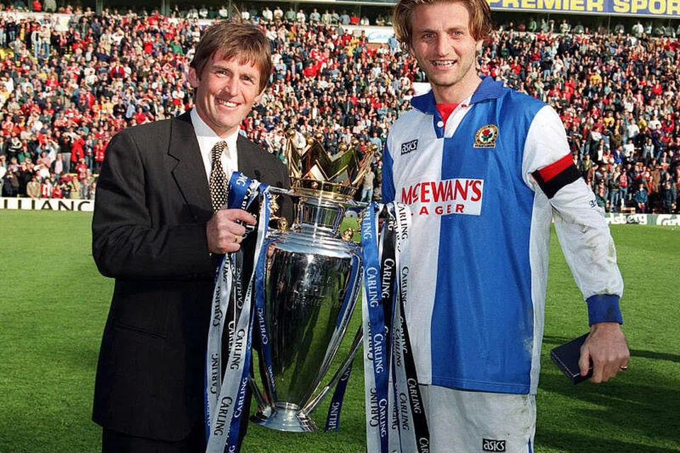 DIUJI POSITIF COVID-19: Bintang kesayangan Liverpool, Kenny Dalglish (kiri), semasa menjadi pengurus kelab Blackburn Rovers, bergambar bersama kapten pasukannya, Tim Sherwood, setelah berjaya menjuarai Liga Perdana England bagi musim 1994/1995.